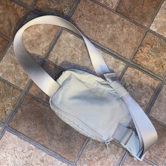 White Lululemon Fannypack - Picture 5 of 6